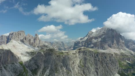 Picos-De-Las-Montañas-Rocosas-En-El-Pintoresco-Parque-Nacional-Dolomitas,-Val-Gardena-Italia