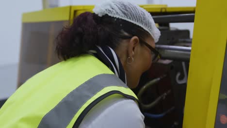 Warehouse-female-worker-working--