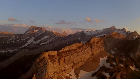 Diese-Drohnenaufnahme-Kreist-Um-Einen-Berg-Und-Enthüllt-Einen-Schönen-Hintergrund