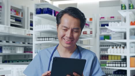 약국에서 태블릿을 사용하는 약사