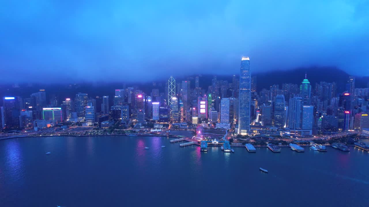 la increíble noche de victoria harbour, hong kong. el día nublado
