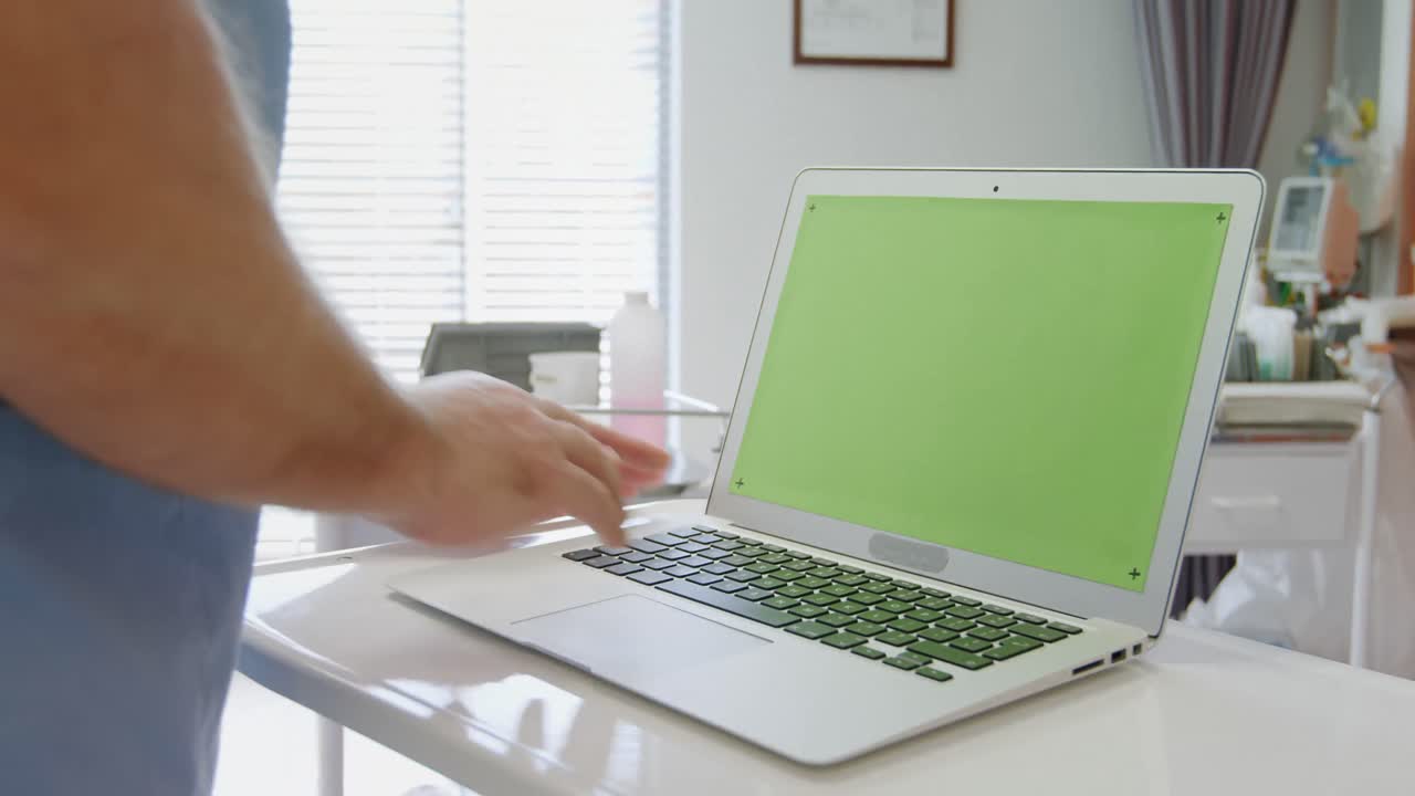 sección media del cirujano usando una computadora portátil