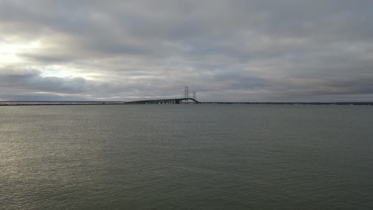 mackinac 다리에서 순수한 미시간 일출 - 공중