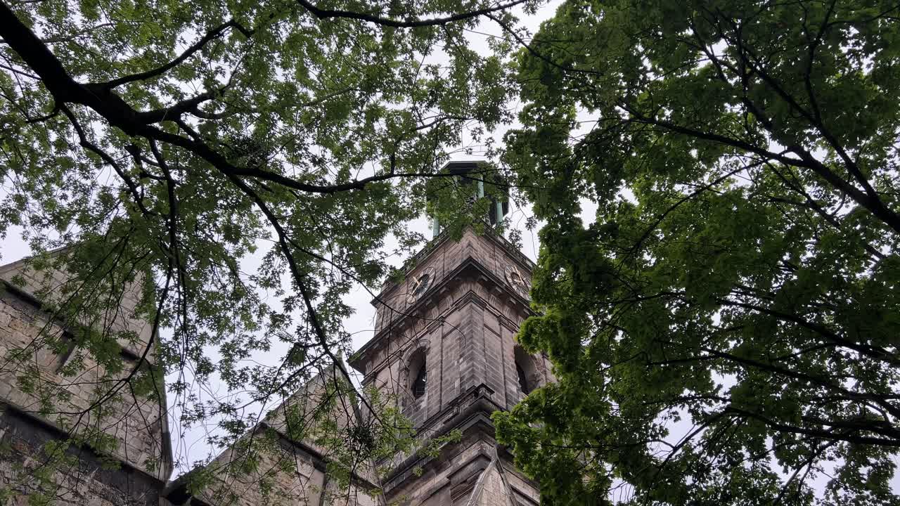 Vista della torre della Aegidienkirche ad Hannover, conservata come monumento della Seconda Guerra Mondiale, che rappresenta la distruzione bellica, la cultura della memoria e l'architettura storica delle chiese in Germania