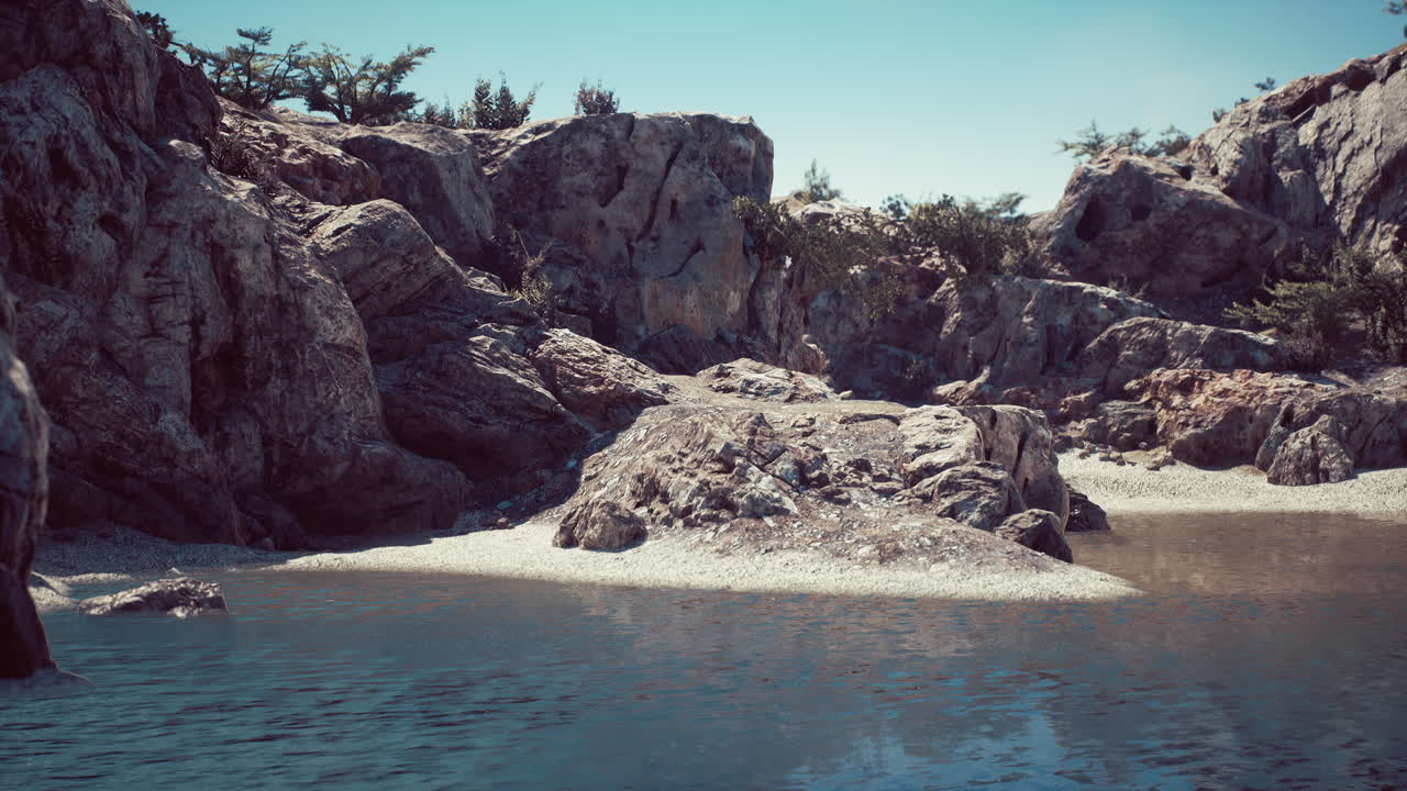 vista costera de una playa de arena con acantilados