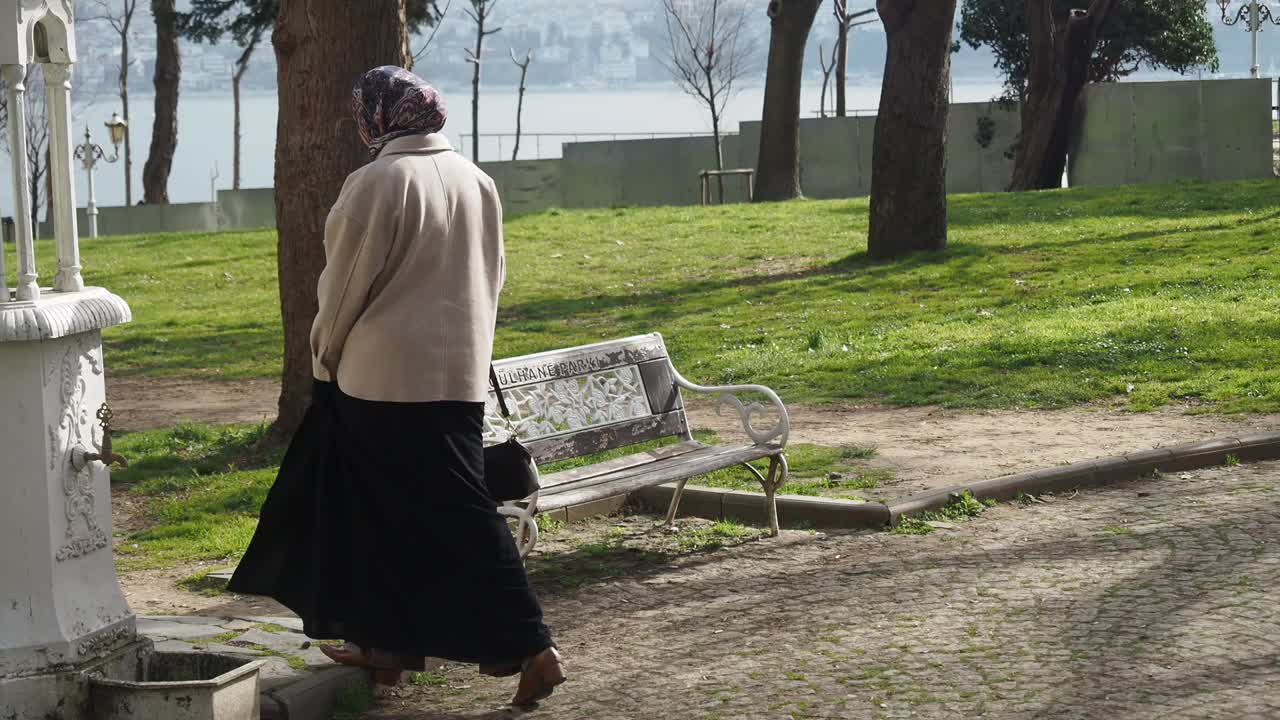 공원에서 고 있는 여자