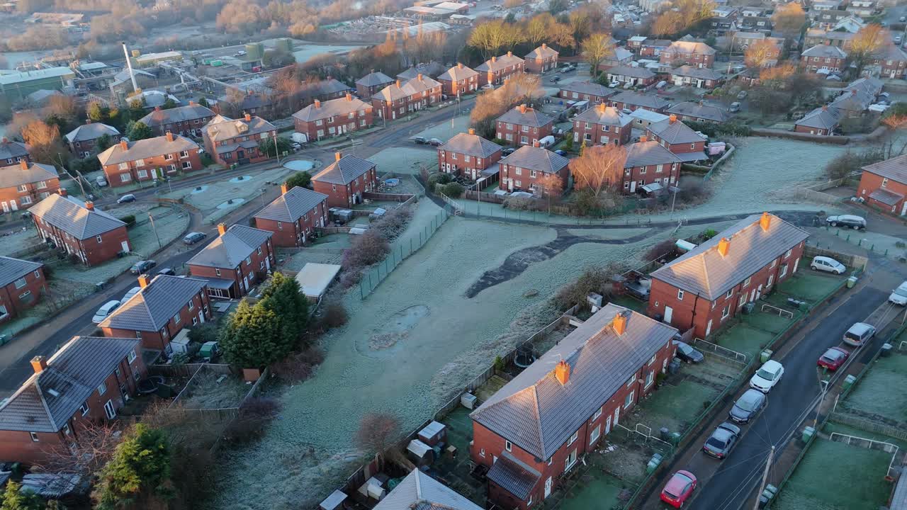 una vista a ojo de dron captura la fama de dewsbury moor council estate, un típico desarrollo de viviendas de propiedad del consejo urbano del reino unido con casas adosadas de ladrillo rojo y el industrial yorkshire