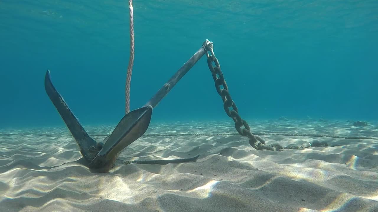 un ancla en el fondo arenoso del mar
