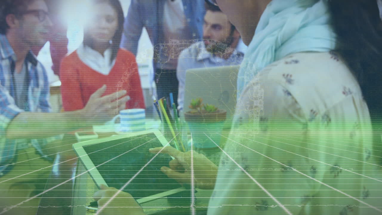 animación del procesamiento de datos sobre diversas personas de negocios en la oficina