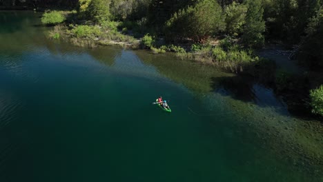 Descenso-Aéreo-De-Un-Par-De-Hábiles-Pescadores-Con-Mosca-Seca-Capturando-Truchas-Cerca-De-La-Orilla-En-El-Lago-Steffen,-Patagonia-Argentina