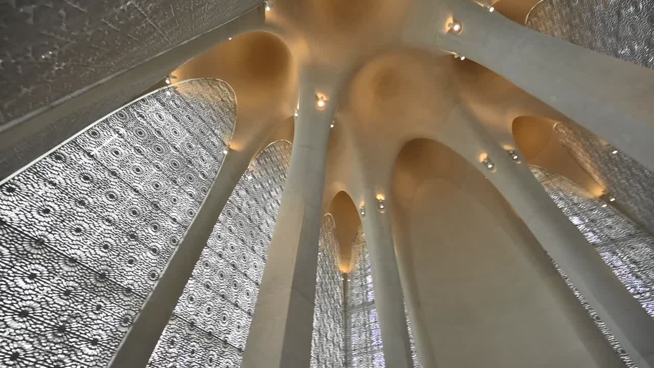 Vista interna della Moschea della Casa della Famiglia Abramitica ad Abu Dhabi.