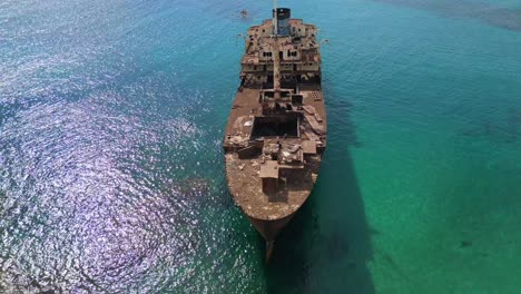 Vista-Aérea-Mágica-Vuelo-Espíritu-Barco-Naufragio-En-La-Playa-Banco-De-Arena-Lanzarote-Islas-Canarias,-Día-Soleado-España-2023