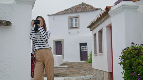 Turista-Haciendo-Fotografías-De-Cámara-En-El-Antiguo-Pueblo-Vertical.-Chica-Viajando-Verano