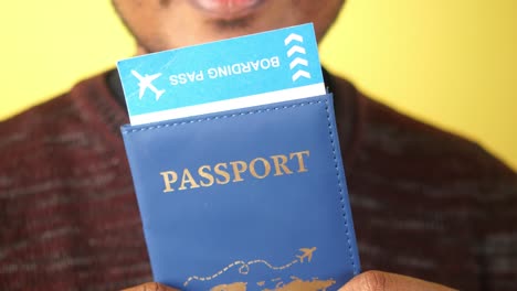 persona con pasaporte y tarjeta de embarque