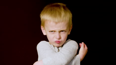 retrato de estudio de movimiento de un niño gruñón molesto porque no se está saliendo con la suya