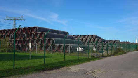almacenes de tuberías recubiertas para nordstream 2 en el puerto de mukran en la isla de ruegen en alemania