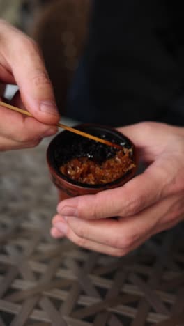 preparando un tazón de narguile