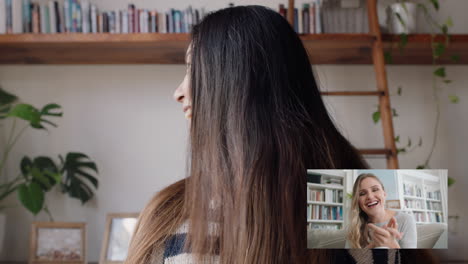 mujer asiática hablando en video con su mejor amiga mostrando su nuevo apartamento trabajando desde casa usando webcam