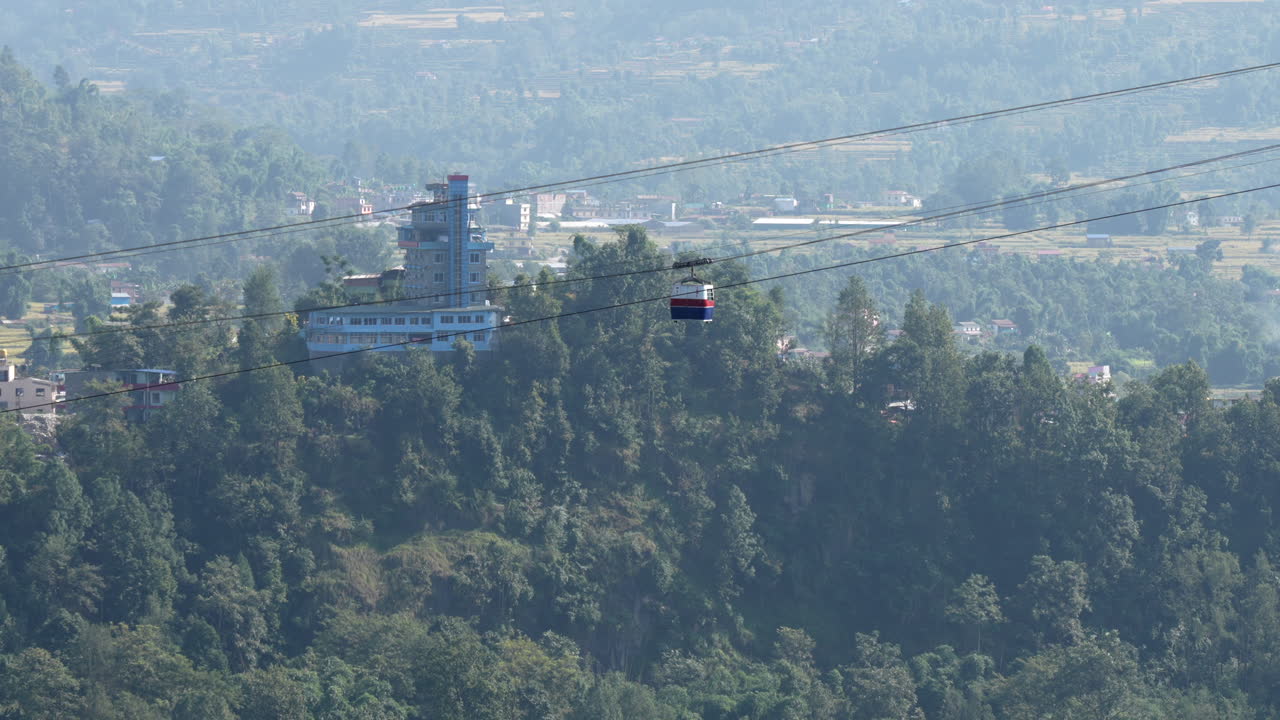 Una funivia che attraversa una profonda gola ricoperta di alberi a Kushma, Nepal.