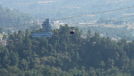 un teleférico que cruza un profundo desfiladero cubierto de árboles en kushma, nepal