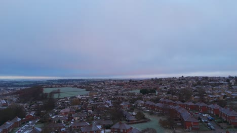 La-Vista-Invernal-Desde-Un-Dron-Captura-El-Típico-Desarrollo-De-Viviendas-Propiedad-Del-Consejo-Urbano-Del-Reino-Unido-En-Dewsbury-Moore-Council-Estate,-Con-Casas-Adosadas-De-Ladrillo-Rojo-Y-El-Yorkshire-Industrial.