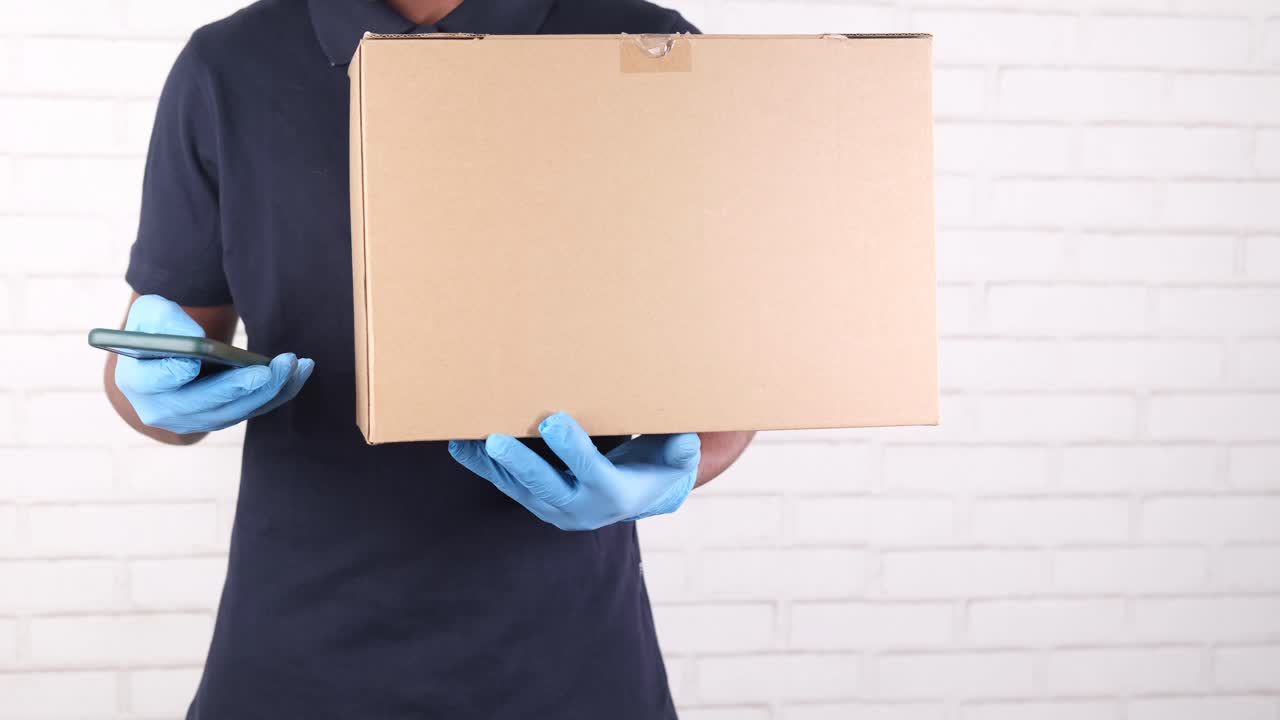 persona de entrega que tiene un paquete