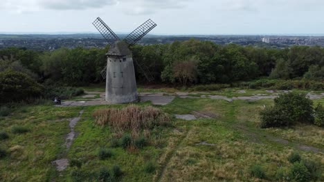 Bidston-Hill-Molino-De-Harina-Rural-En-Desuso-Restaurado-Tradicional-Molino-De-Viento-De-Vela-De-Madera-Birkenhead-Vista-Aérea-Empujar-Hacia-Atrás-A-La-Derecha