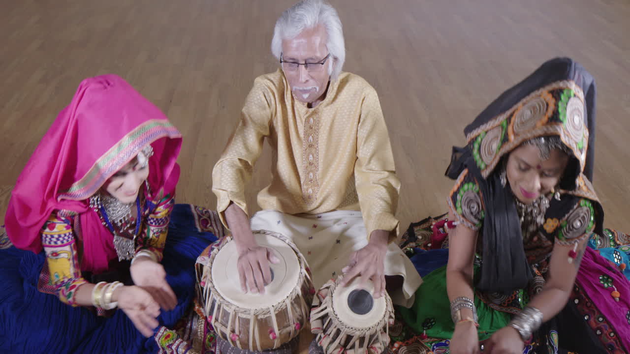 Músico de Percusión Indio con Bailarines 11