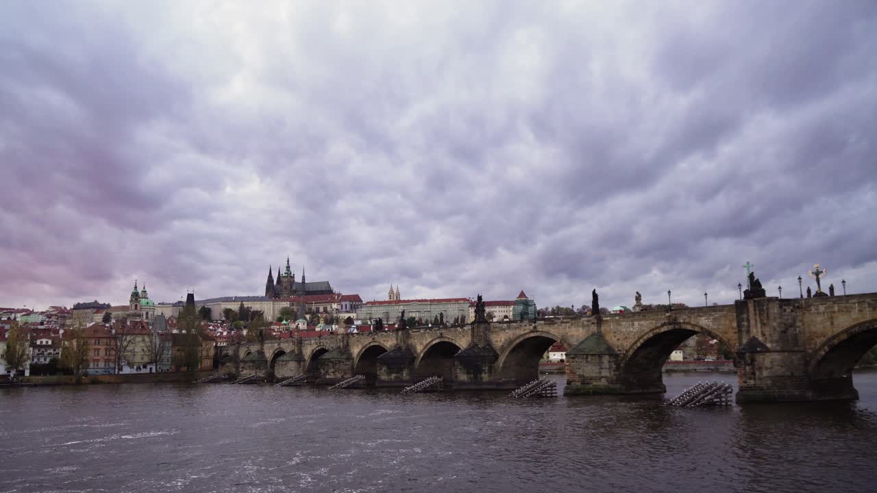 Ponte Carlo o Karlův most a Praga, vista panoramica laterale verso sinistra, nuvole in movimento e fiume Moldava