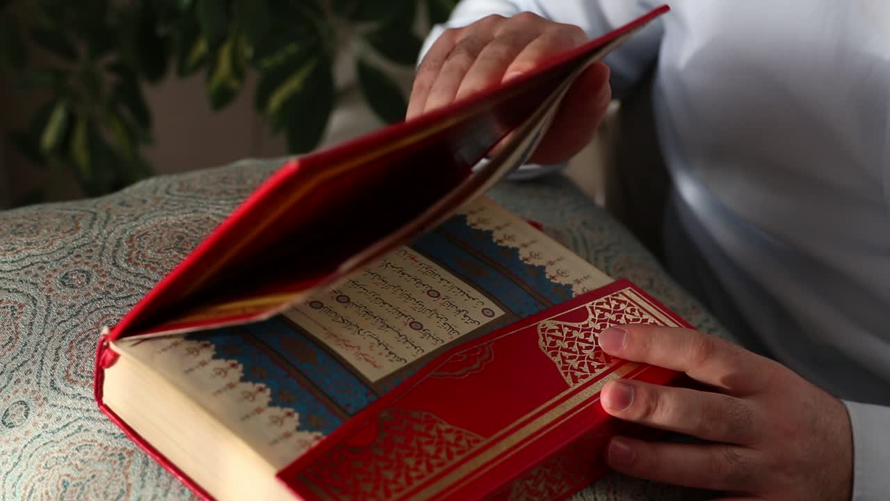 Free stock video - Reading quran in mosque 3