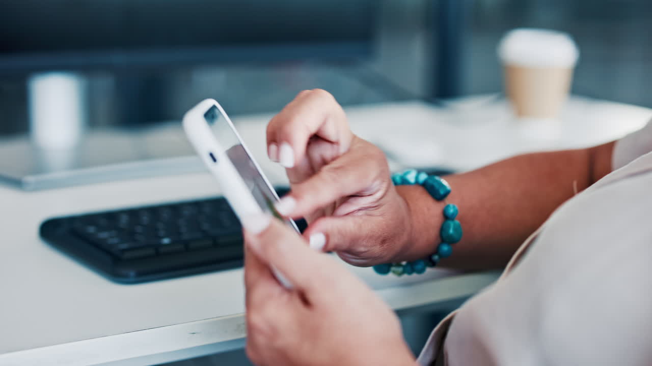 manos de mujer, teléfono zoom y empleado de oficina
