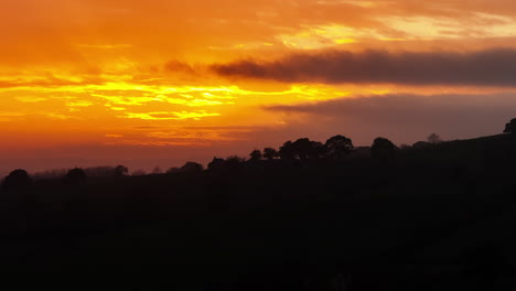 nubes al atardecer sobre el paisaje rural