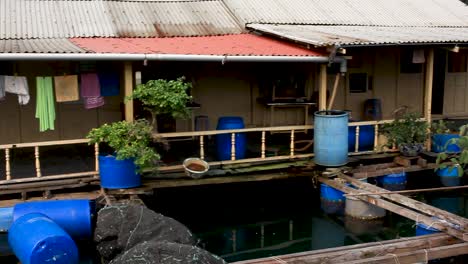 Fischteiche-Auf-Einem-Schwimmenden-Haus-Auf-Plastikfässern-In-Halong-Bay,-Vietnam