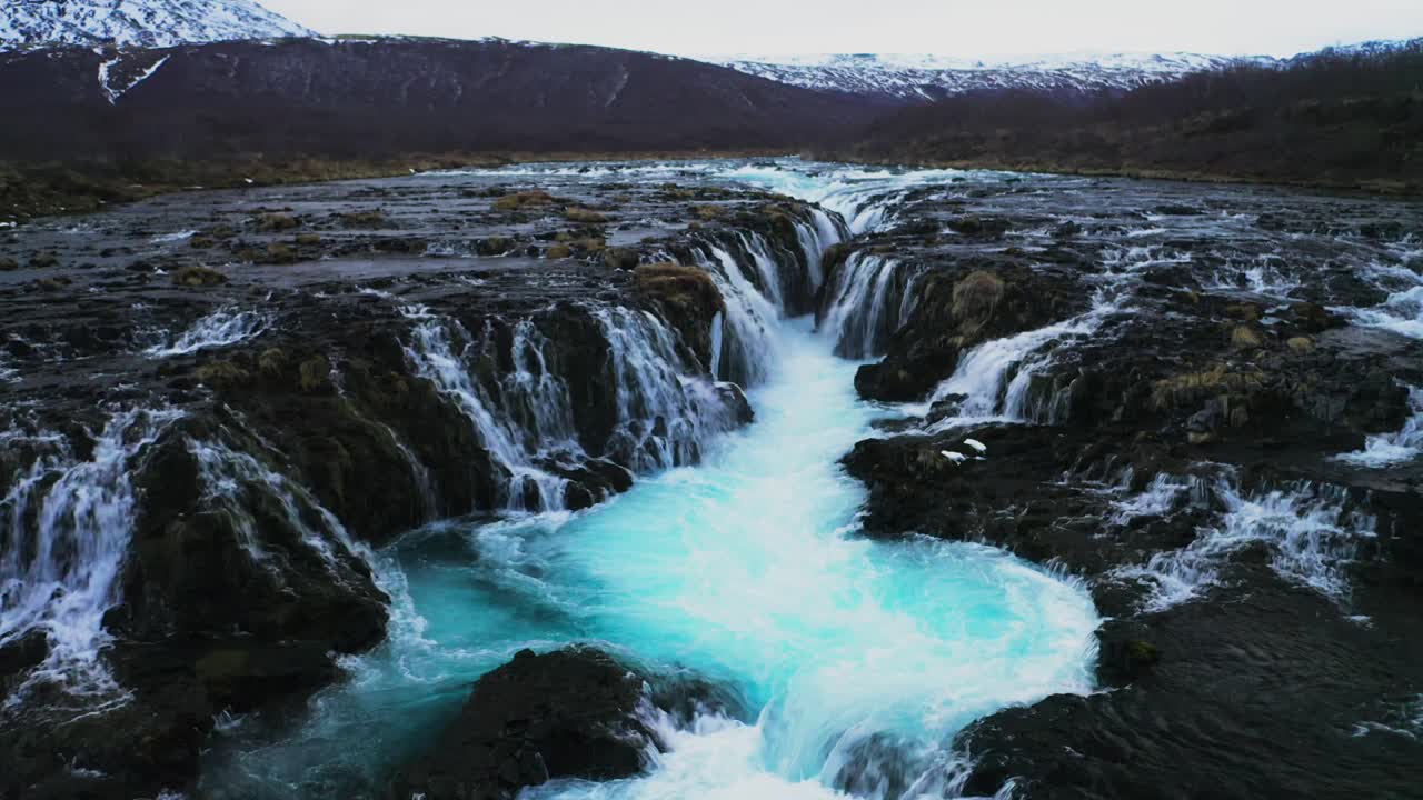 espectacular cascada bruarfoss que fluye por las rocas durante el día nublado