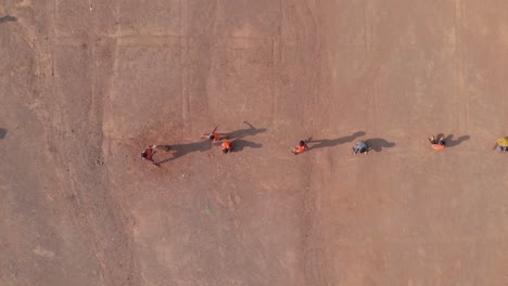 Toma-De-Drones-De-Niños-De-La-Escuela-Jugando-Deportes-Indios-Kho-kho-En-Arena-Sed-De-Maharashtra