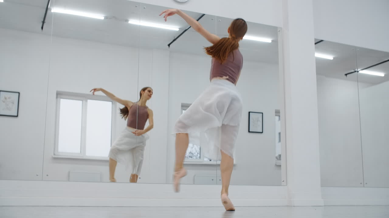bailarina de ballet practicando en un estudio