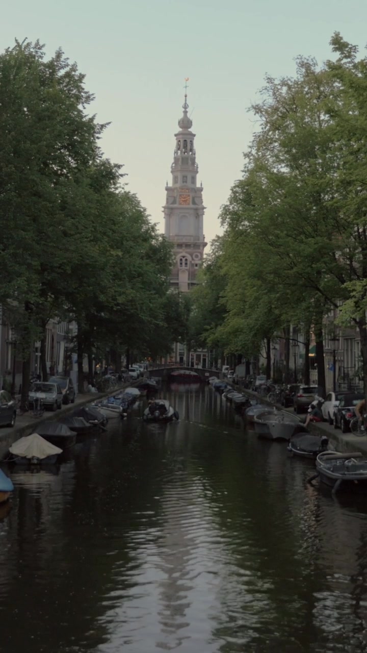 Vista della città di Amsterdam con canale e Zuiderkerk
