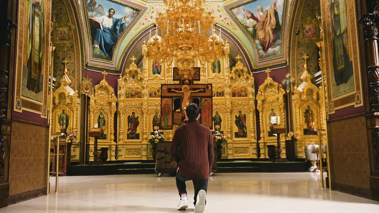 실내 에서 기도 하는 사람