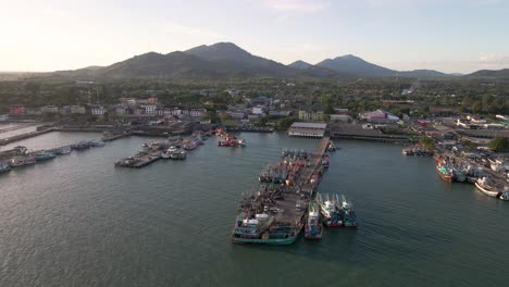 Vista-Aérea-Del-Muelle-Nuanthip-Con-Barcos-Y-Transbordadores-Amarrados