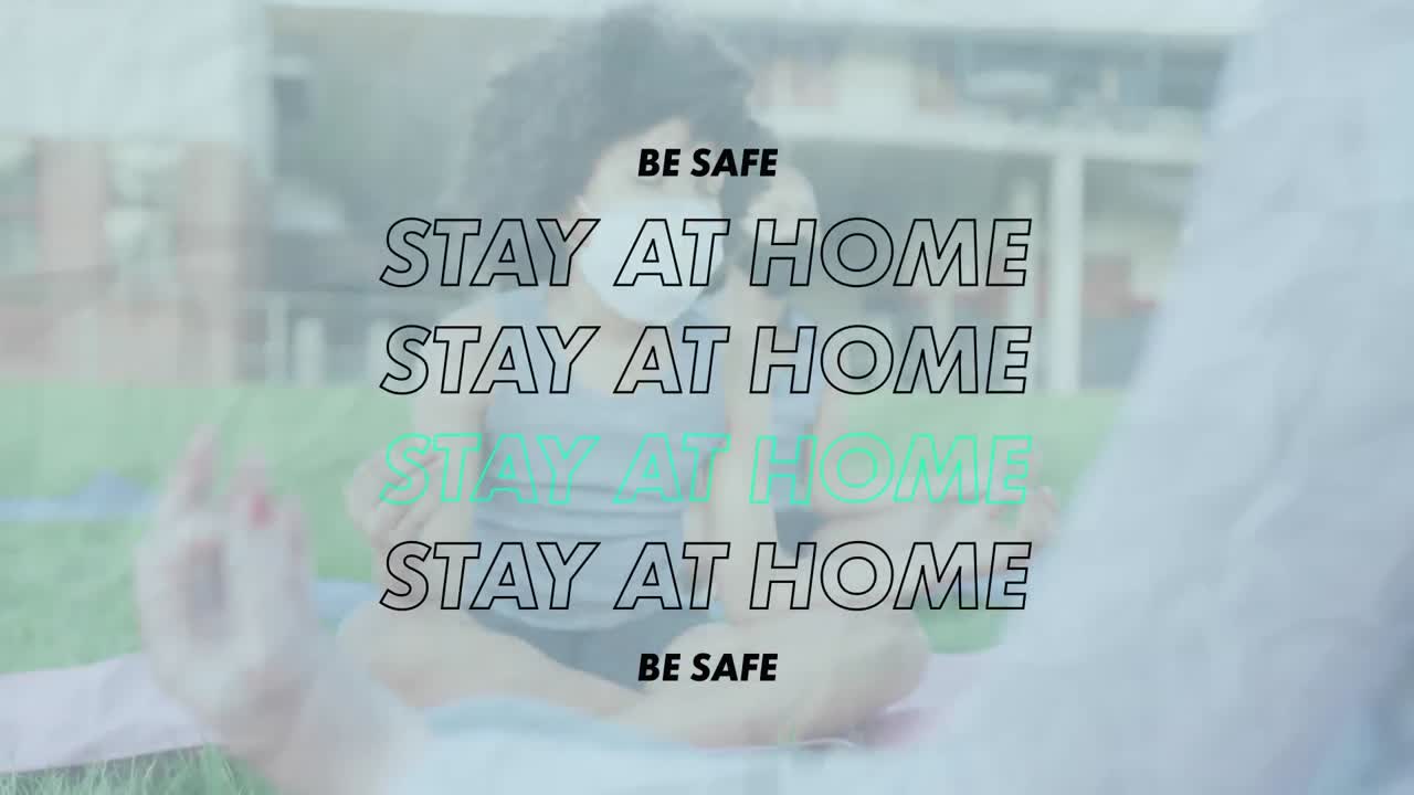 코로나 19 콘셉트 텍스트는 학교 정원에서 요가를 연습하는 마스크를 쓰는 학생들을 반대합니다.