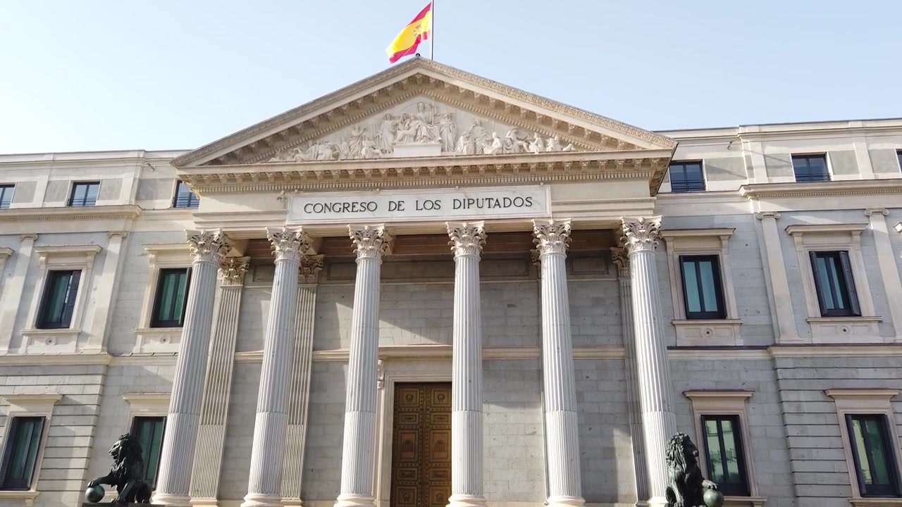 Congresso dei Deputati, Edificio Neoclassico, Facciata Spagnola, Madrid, Spagna. Inquadratura di presentazione con movimento dall'alto verso il basso e angolazione bassa.