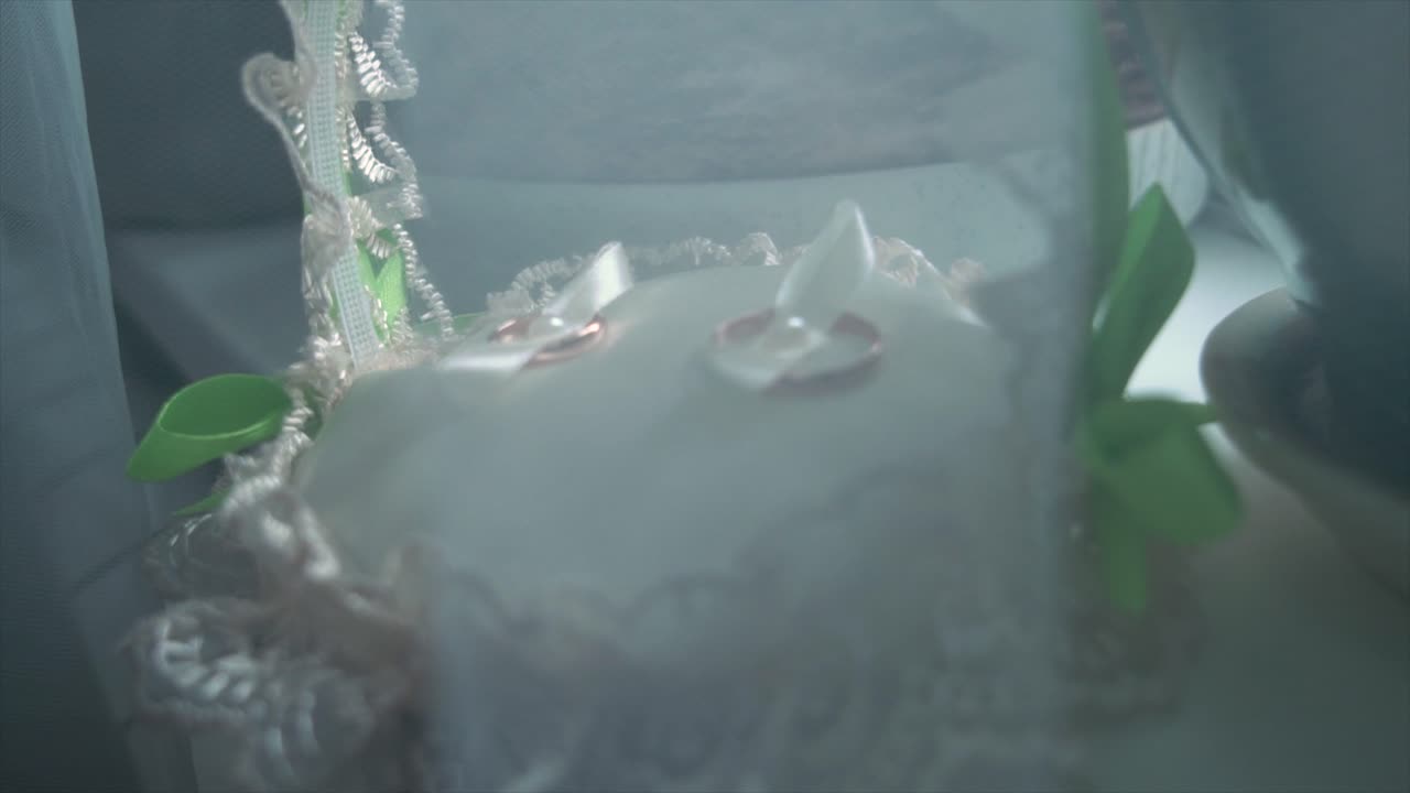 свадебные кольца на выставке