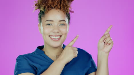 mujer negra, cara y señalando para la publicidad