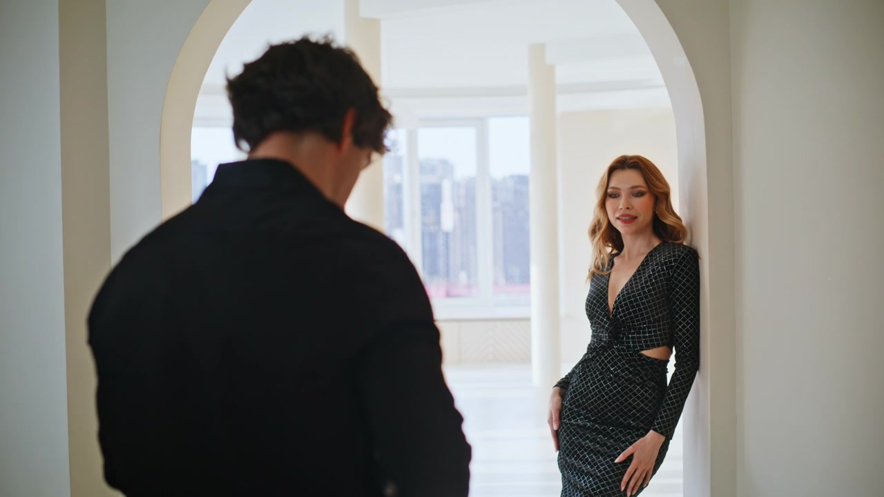 Fotógrafo orientando modelo em sessão de moda. Mulher posando com vestido elegante em cobertura.