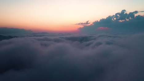 Volando-Sobre-Las-Nubes-Con-El-Sol-Tardío.-Fondo-De-Cielo-Colorido-Amanecer-O-Atardecer.