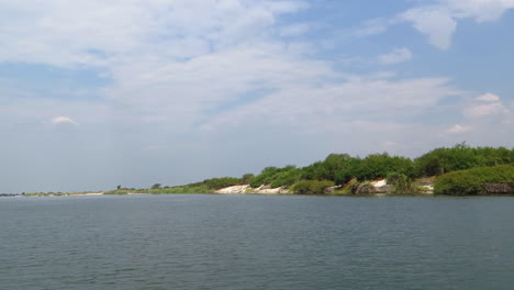 Un-Crucero-Por-La-Tarde-En-El-Poderoso-Río-Zambezi-A-Lo-Largo-Del-Lado-De-Nambia-Con-Vista-A-Zambia