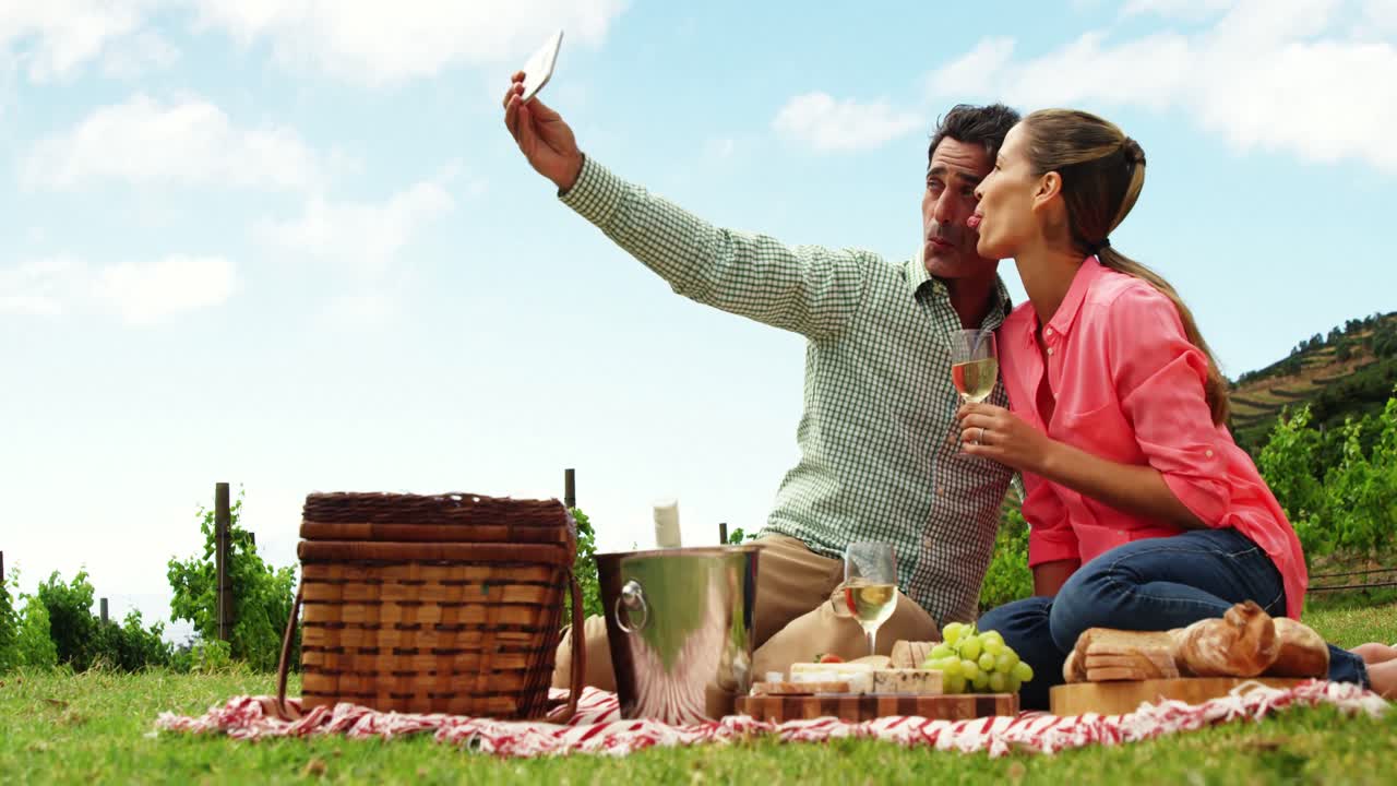 행복 한 부부 가  ⁇  에서  ⁇ 페인 을 마시면서  ⁇ 드폰 에서 셀카 를 찍고 있다