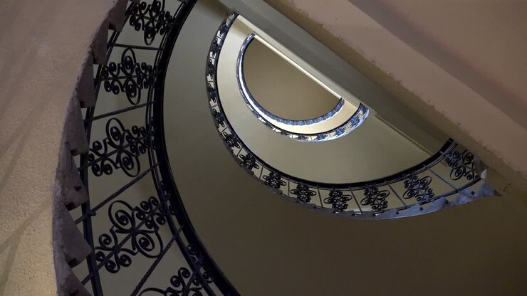 The circular staircase. Spans. 4K.