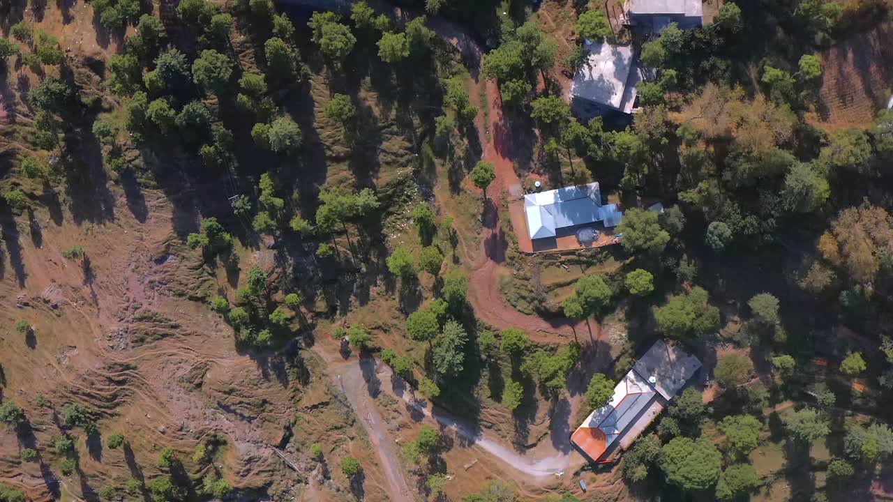 imágenes de drones en 4k, vista aérea de patriata murree, paisaje de bosque de pinos verdes exuberantes y ascensor de sillas patriata, nuevo murree, punjab, pakistán, videos de bosque en 4k.