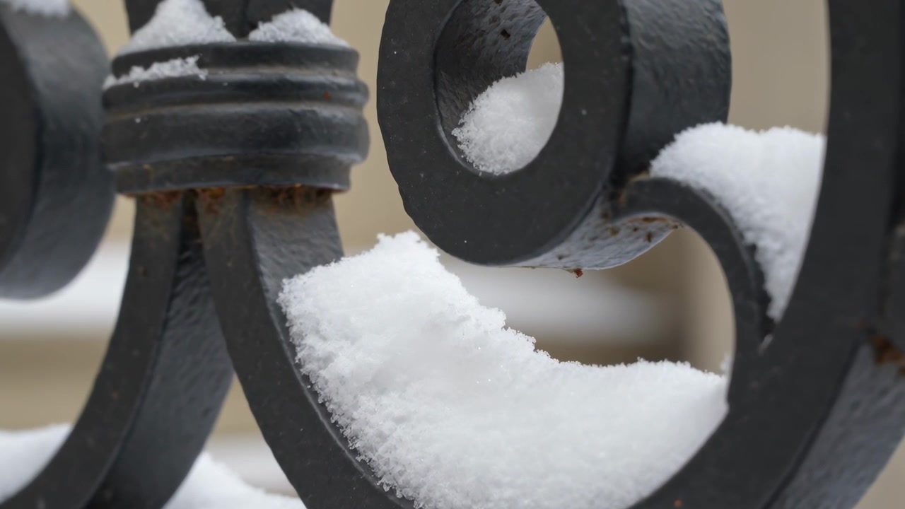 Kamera fährt zurück und enthüllt schwarze schmiedeeiserne Geländerverzierung an der Eingangstreppe, zeigt festgetretenen Schnee, Rost